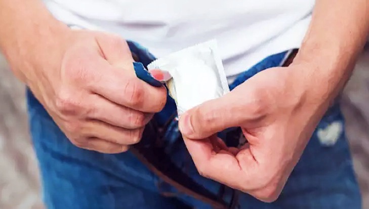 Cara Pakai Kondom - Pastikan Penis Sudah Ereksi