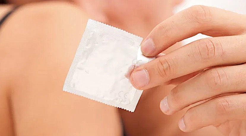 Melakukan Hubungan Seks dengan Kondom